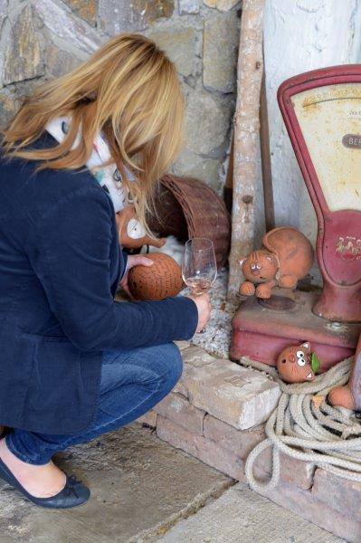 Besucher gustieren bei den Keramiken von Martina